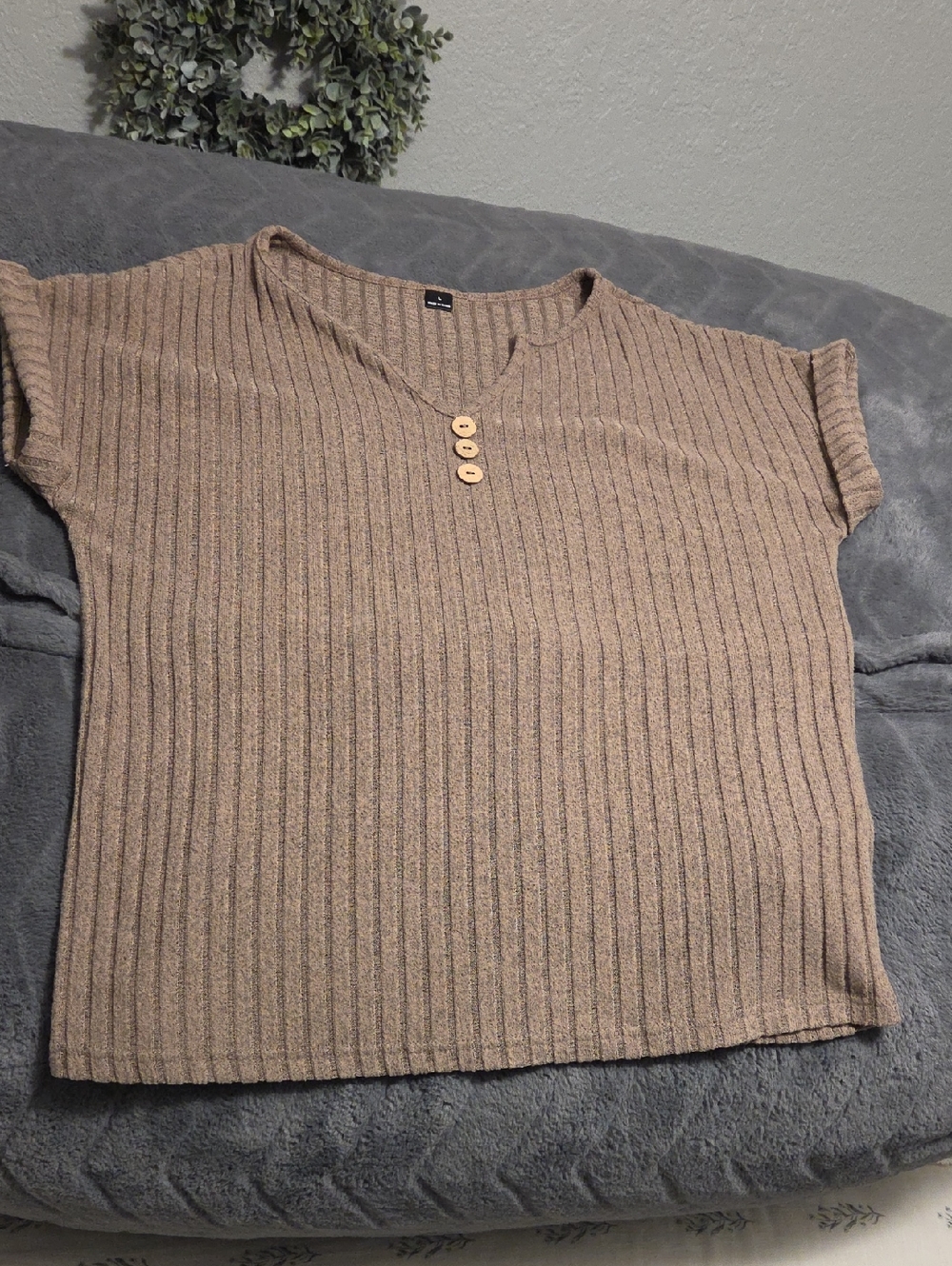 Ribbed V-Neck Short Sleeve Top in Taupe